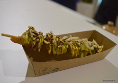 Een spiesje met biologische tofustukjes.